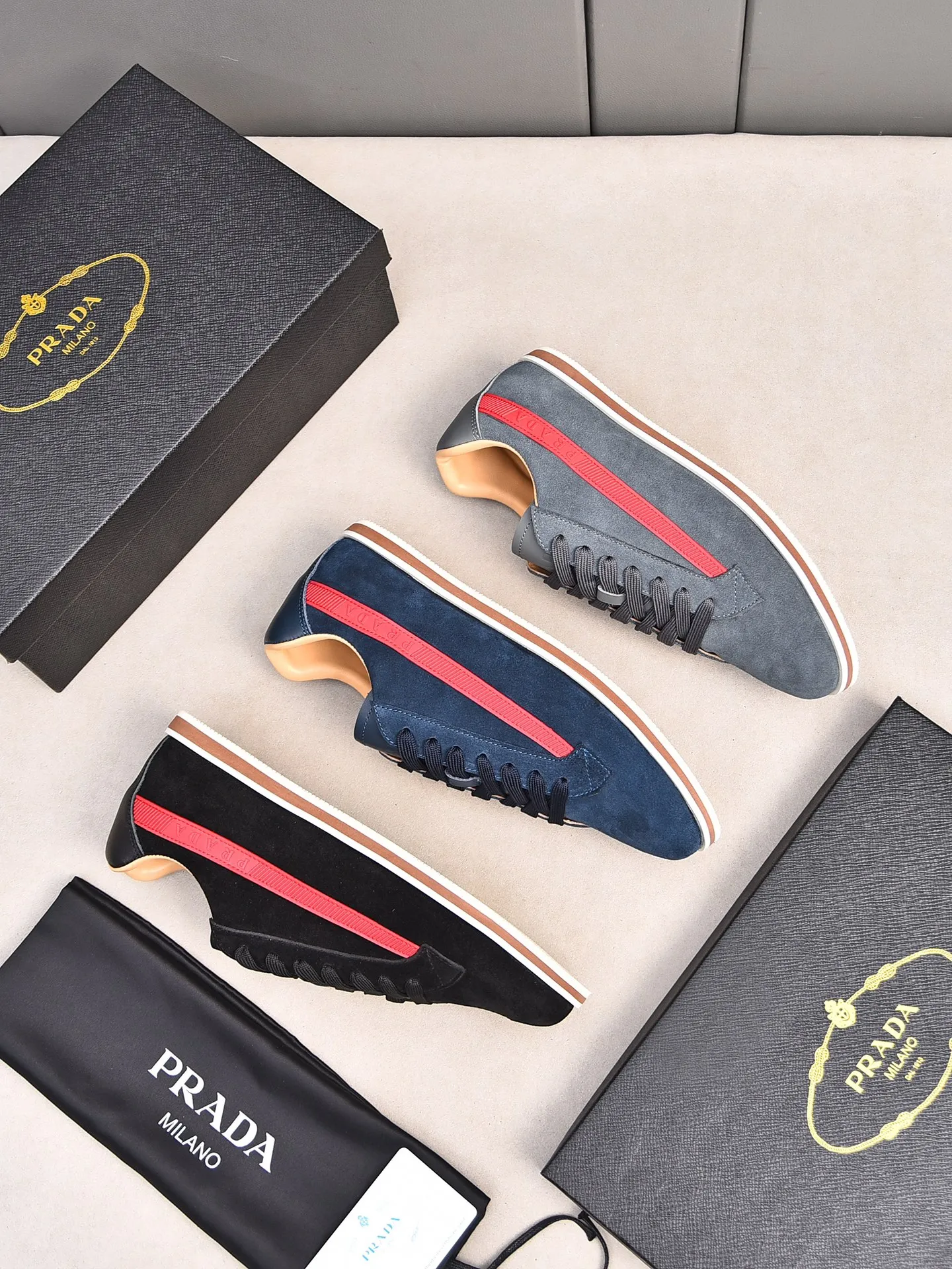 Men's shoes 💰440 Prada/Prada's new men's thin-soled casual shoes, fashionable and elegant style. Made of first-layer frosted cowhide. The lining is soft, comfortable and breathable. The shoe body is marked with letter LOGO. The details are carefully crafted. Lightweight foam sole, fashionable and versatile! Size: 38-44 (45 customized)
